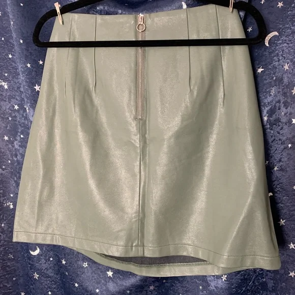 SOLD ‼️ Storia Green faux Leather skirt - Picture 3 of 3